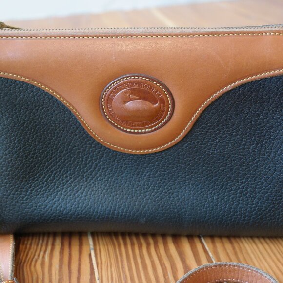 Vintage DOONEY & BOURKE Dark Blue Tan Leather Classic Zip Top Shoulder Bag - Picture 2 of 13